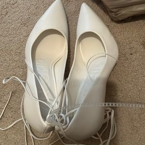 ANTONIO MELANI WHITE PUMP 3 1/4 heal with strap